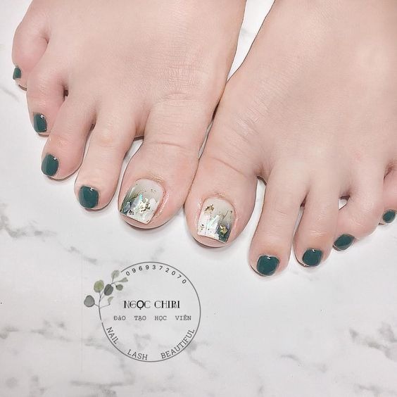Step into nature – reveal the charm of moss green toenails